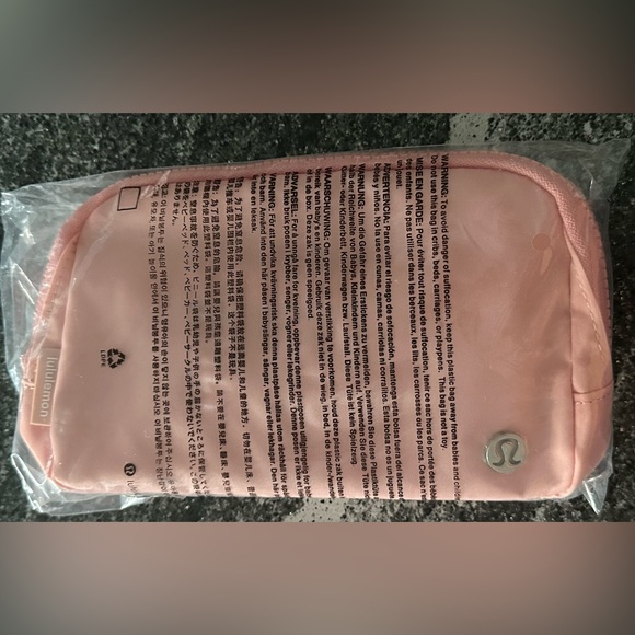 LuLuLemon Athleta Belt Bag 1L Deco Pink - Picture 2 of 13